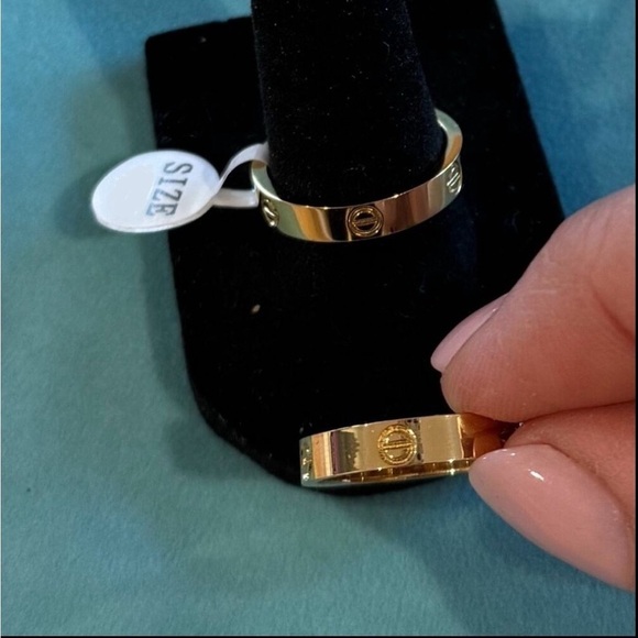 NWT 18k Gold Plated Love Screw Ring-Fashion Jewelry Size 7 - Picture 2 of 4